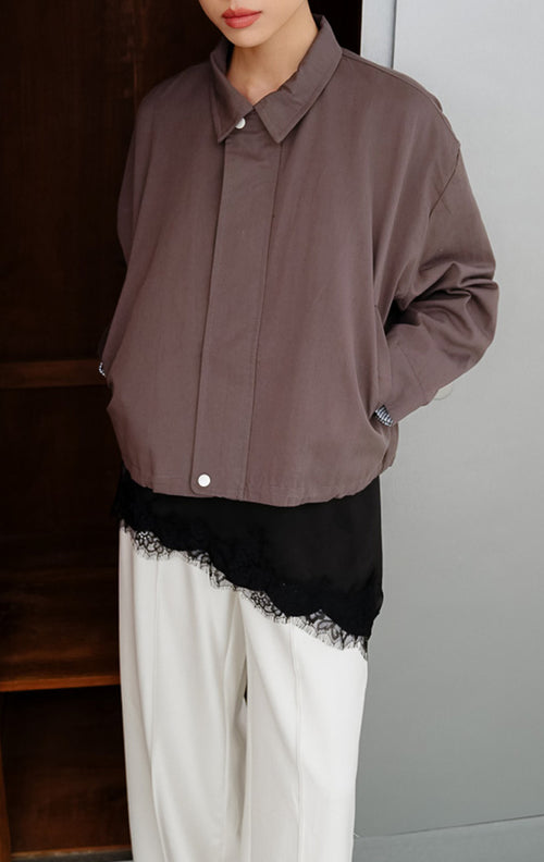 Jaket outer wanita warna abu-abu (grey) Othniel Jacket berbahan cotton blend berstruktur dengan kerah klasik, resleting tersembunyi, dan welt pockets.