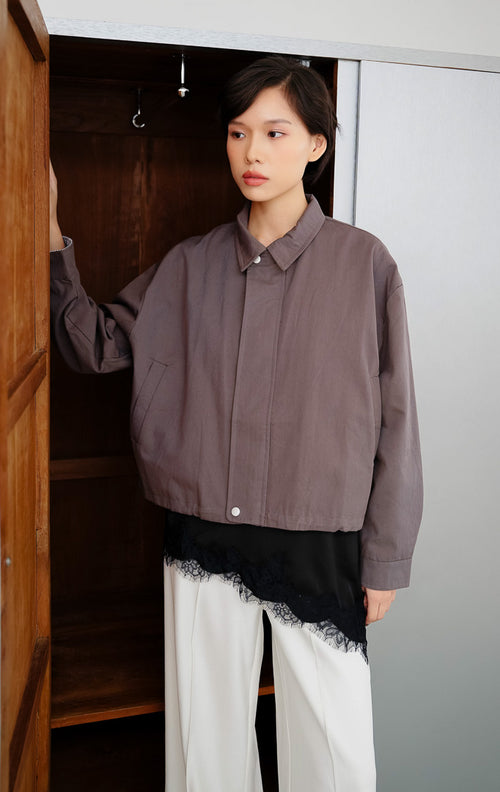 Jaket outer wanita warna abu-abu (grey) Othniel Jacket berbahan cotton blend berstruktur dengan kerah klasik, resleting tersembunyi, dan welt pockets.