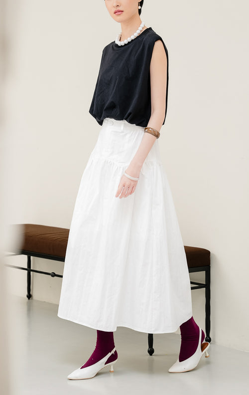 Rok panjang maxi wanita Owen Skirt warna white (putih) berpotongan A-line berbahan katun poplin dengan kancing depan dan pinggang karet belakang. 