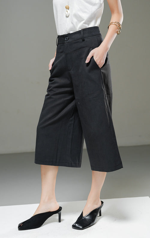 Celana kulot wanita Paladia Pants warna hitam berbahan cotton twill terstruktur dengan potongan wide-leg, saku samping fungsional, dan penutup kancing depan. 