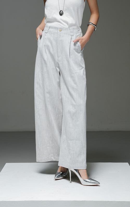 Celana panjang wanita Paulina Pants warna light grey abu-abu muda berbahan chambray jatuh (soft drape) dengan potongan wide-leg, kancing depan, dan pinggang karet.