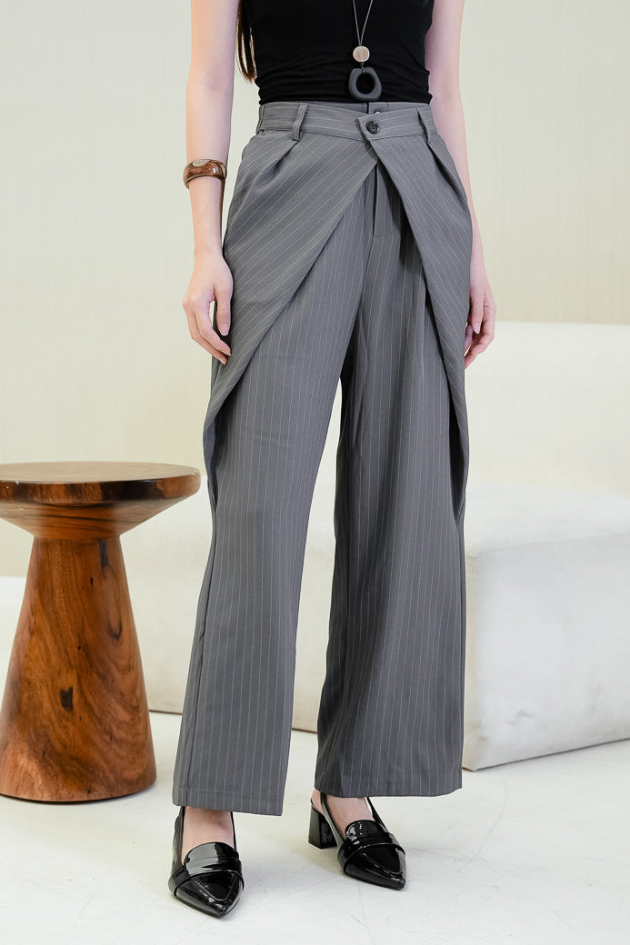Celana panjang wanita Paullette Pinstripe Wide Leg Pants warna grey (abu-abu) motif garis halus (pinstripe) dengan detail siluet wrap waist dan potongan wide-leg yang elegan. 