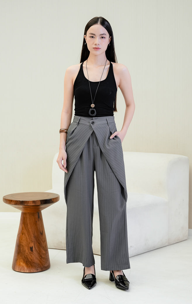 Celana panjang wanita Paullette Pinstripe Wide Leg Pants warna grey (abu-abu) motif garis halus (pinstripe) dengan detail siluet wrap waist dan potongan wide-leg yang elegan. 