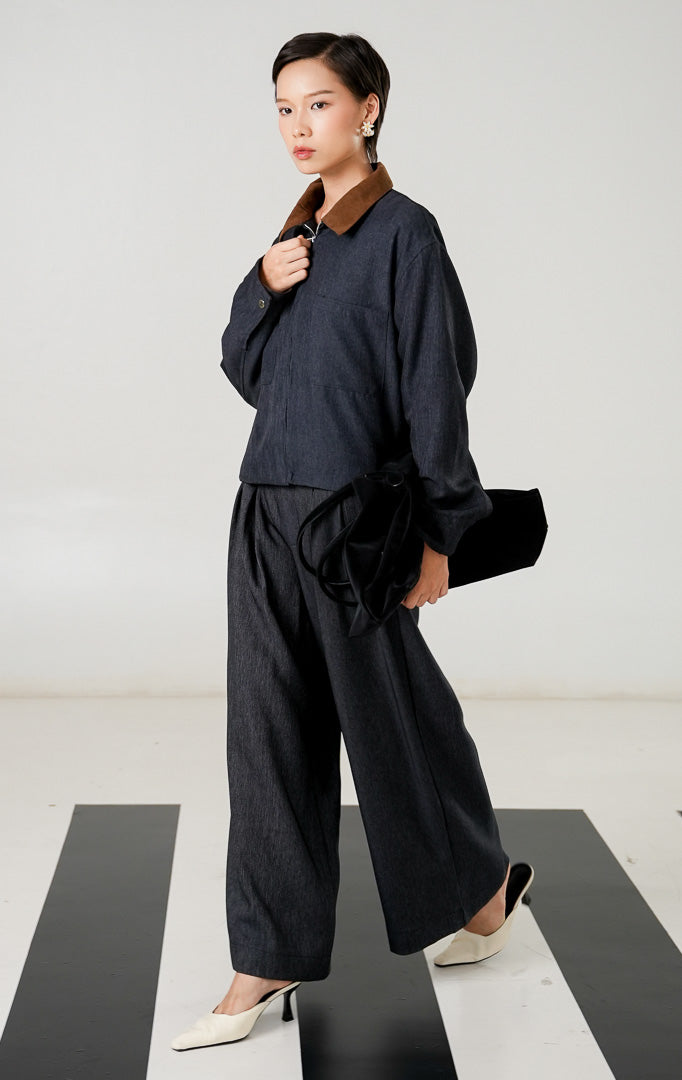 Jaket denim wanita Perseus Outer warna Dark Denim dengan kerah korduroi cokelat, dua saku tempel besar di depan, dan penutup resleting logam (zipper).