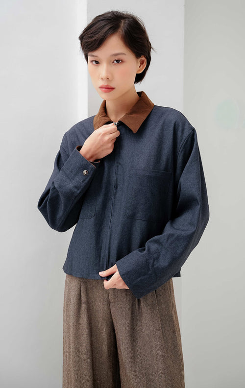 Outer jaket denim wanita warna dark denim Perseus Outer berbahan denim bertekstur (textured denim) dengan aksen kerah bahan corduroy gaya vintage.