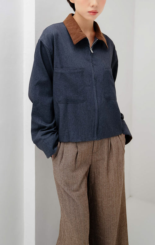 Outer jaket denim wanita warna dark denim Perseus Outer berbahan denim bertekstur (textured denim) dengan aksen kerah bahan corduroy gaya vintage.