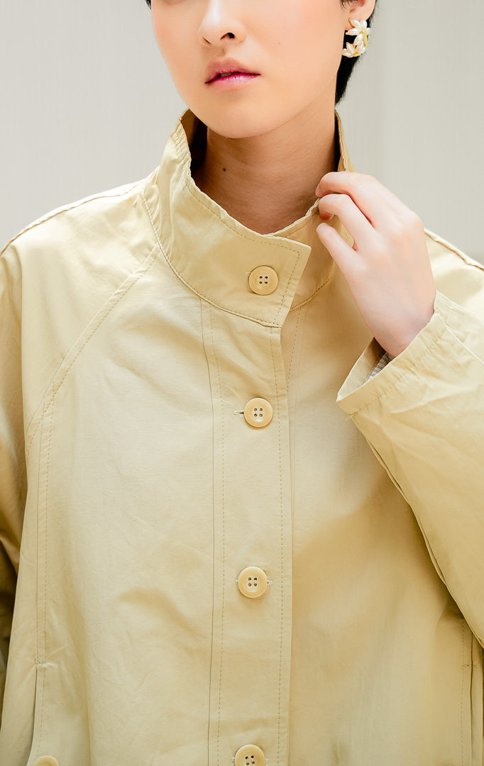 Jaket oversized wanita Rachel Jacket warna khaki berbahan cotton-polyester dengan siluet balloon, kancing depan, dan saku fungsional style modern & casual. 