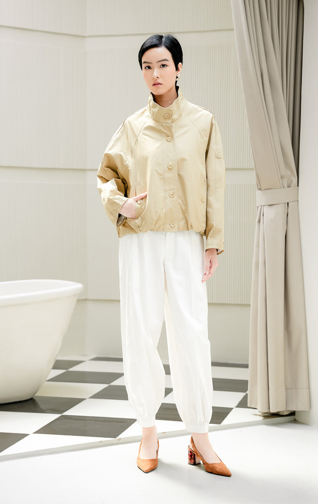 Jaket oversized wanita Rachel Jacket warna khaki berbahan cotton-polyester dengan siluet balloon, kancing depan, dan saku fungsional style modern & casual. 