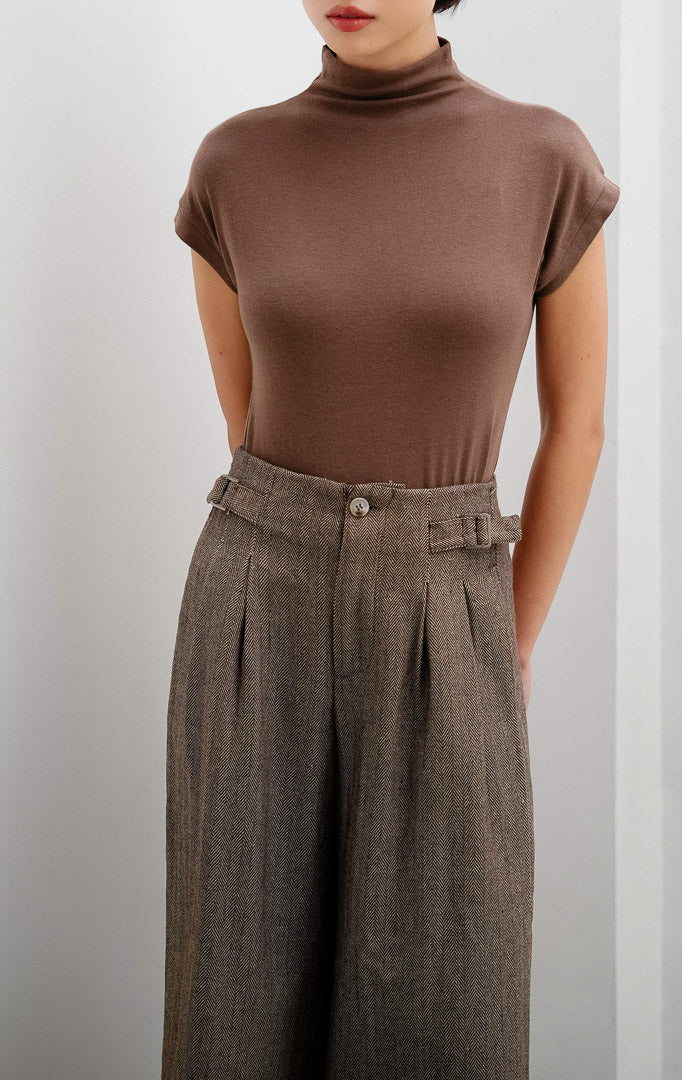 Celana panjang wanita warna cokelat (brown) Raiden Pants berbahan katun bertekstur herringbone dengan pinggang karet (elasticated waistband) dan kantong samping.