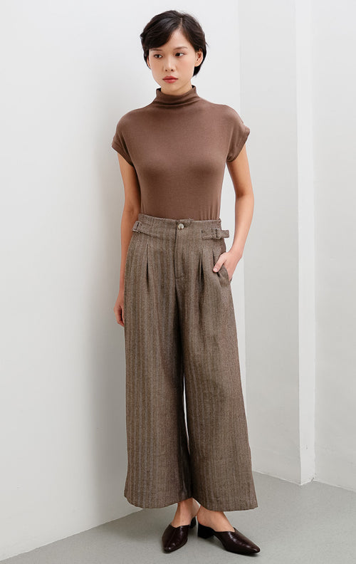 Celana panjang wanita warna cokelat (brown) Raiden Pants berbahan katun bertekstur herringbone dengan pinggang karet (elasticated waistband) dan kantong samping.