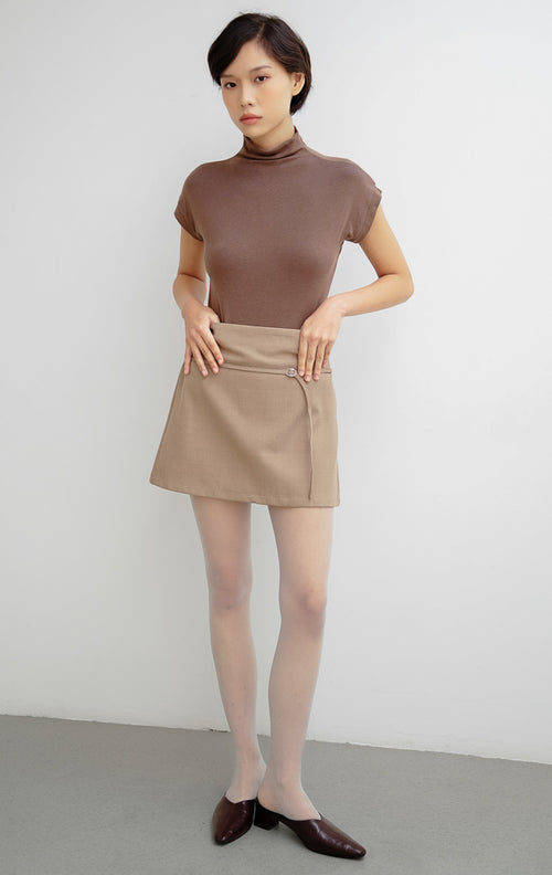 Celana rok (skort) wanita warna cokelat (brown) Ramsey Skort berbahan cotton polyester dengan aksen tali ikat pinggang, karet belakang, dan celana fungsional di dalam.