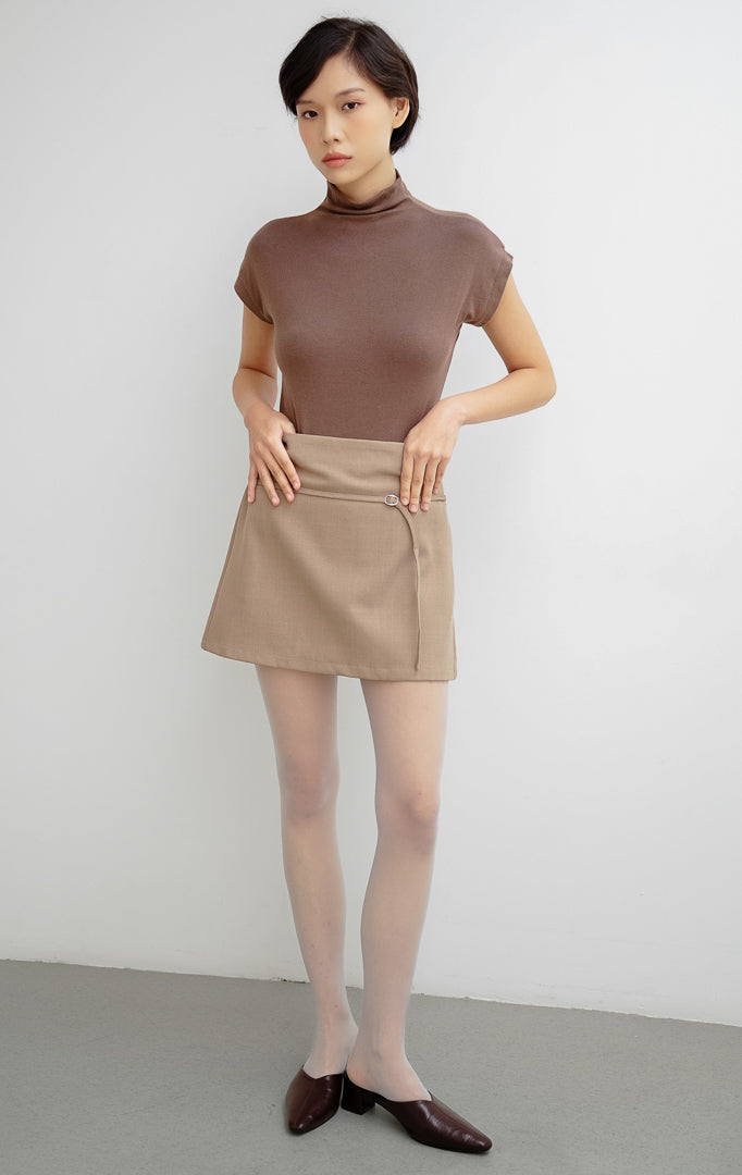 Celana rok (skort) wanita warna cokelat (brown) Ramsey Skort berbahan cotton polyester dengan aksen tali ikat pinggang, karet belakang, dan celana fungsional di dalam.