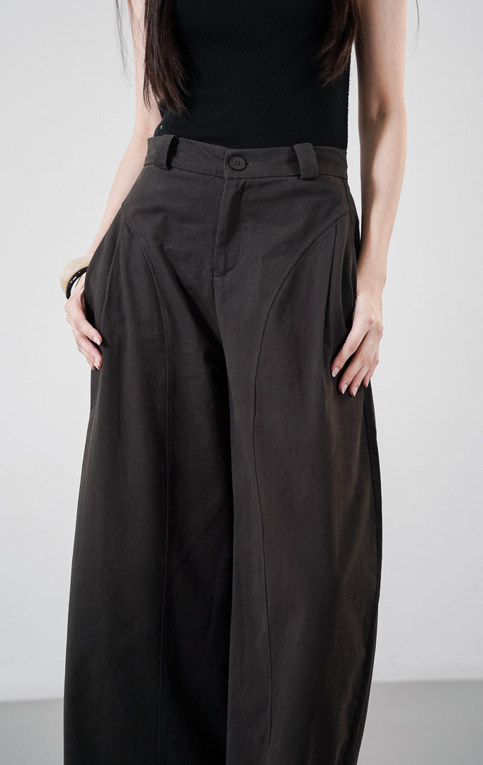 Detail depan Regina Pants warna dark grey, celana panjang dengan detail jahitan panel melengkung yang unik, saku samping, dan potongan lebar1