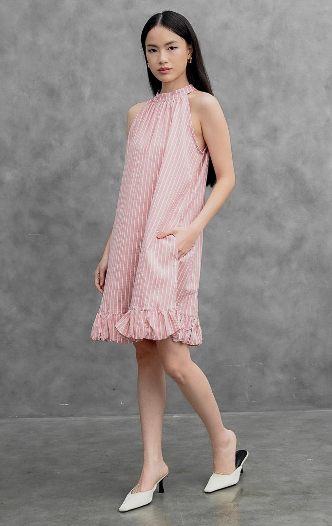 Gaun terusan wanita model midi warna merah muda pudar (dusty pink) Rosabella Dress bermotif garis halus (pinstripe) dengan model leher halter neck, bahan crinkle polyester, dan detail ikatan tali belakang.