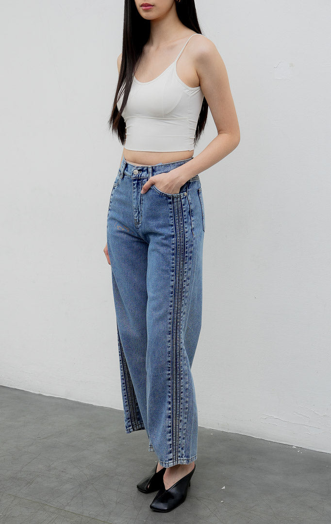 Celana jeans wanita model lurus (straight leg) warna biru muda (light denim) Rovex Pants dengan aksen jahitan lipit samping (pintuck detailing), saku fungsional, dan pinggang karet belakang.