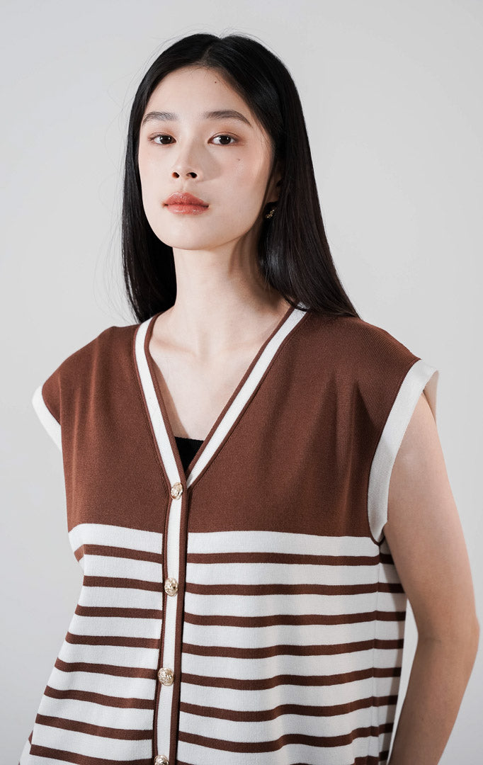 Rucci Set warna cokelat, setelan rajut yang terdiri dari rompi v-neck motif garis dengan kancing emas dan celana panjang senada.1