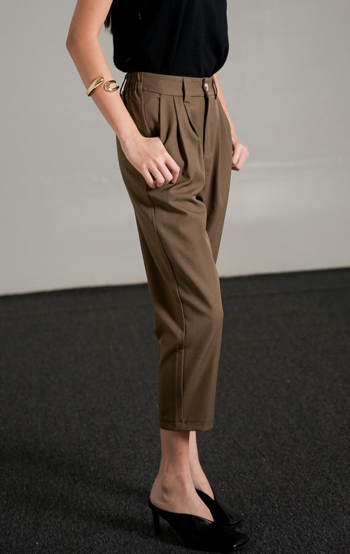 Tampil profesional dengan Ryker Pants Taupe. Celana bahan wanita model pencil-leg yang sleek & nyaman dari katun berkualitas. Cocok untuk kerja & acara formal. Beli sekarang!