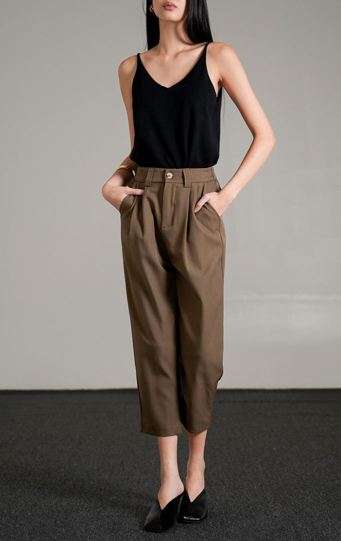 Tampil profesional dengan Ryker Pants Taupe. Celana bahan wanita model pencil-leg yang sleek & nyaman dari katun berkualitas. Cocok untuk kerja & acara formal. Beli sekarang!