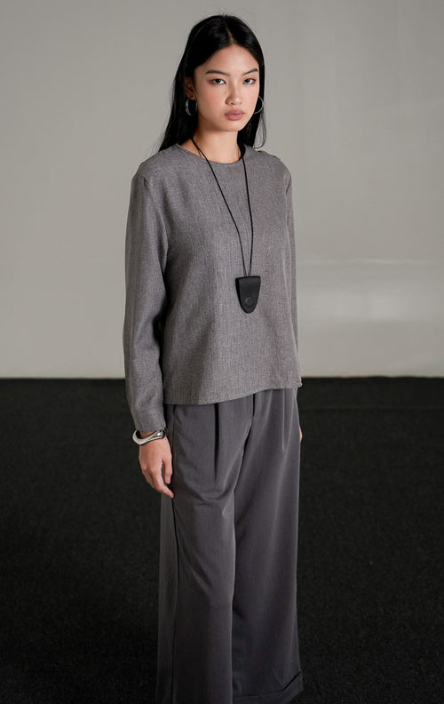 Ryland Top Grey, atasan lengan panjang warna abu-abu berbahan katun weave dengan detail kancing di bahu, dipadukan dengan celana kulot abu-abu senada.