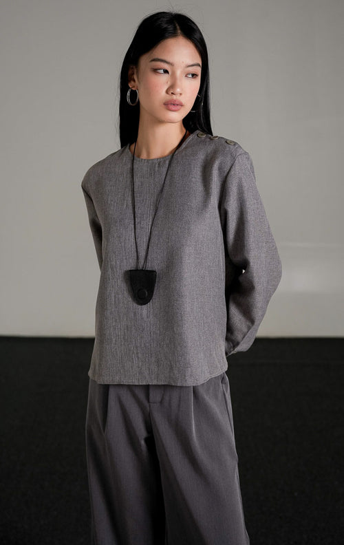 Ryland Top Grey, atasan lengan panjang warna abu-abu berbahan katun weave dengan detail kancing di bahu, dipadukan dengan celana kulot abu-abu senada.