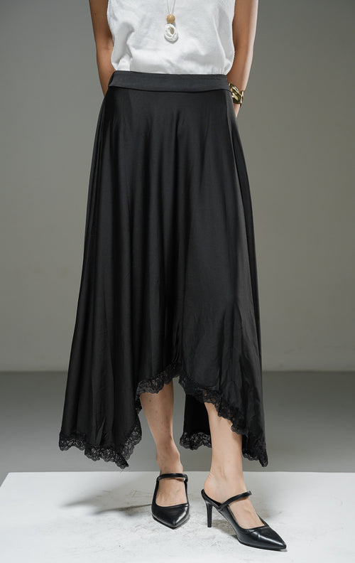 Rok midi wanita Scorpius Skirt warna hitam berbahan rayon blend dengan pinggang karet elastis dan aksen lis renda di bagian keliman bawah. 