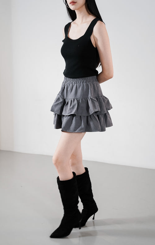 Detail dekat Seloria Skort warna abu-abu (grey) dengan siluet rok mini bertingkat (tiered ruffle) dan pinggang karet elastis.