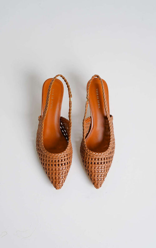 Tampilan flat lay sepasang Avaia Heels warna camel, sepatu hak rendah wanita model slingback heels ujung runcing pointed toe bahan kulit anyaman warna cokelat tan dari This Is April. 