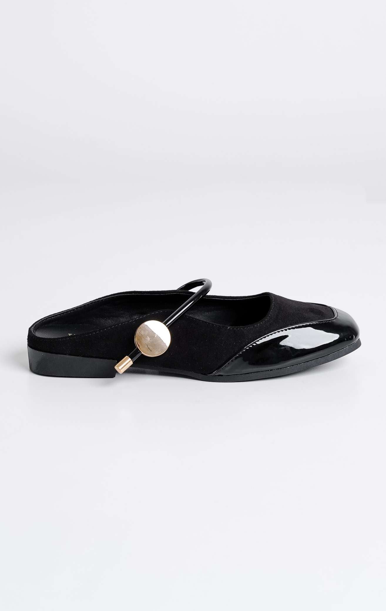 Tampilan flat lay sepasang Maisie Flats warna black, sepatu mules flat selop wanita model Mary Jane bahan suede hitam dengan cap depan kulit kilap patent leather dan kancing emas dari This Is April.