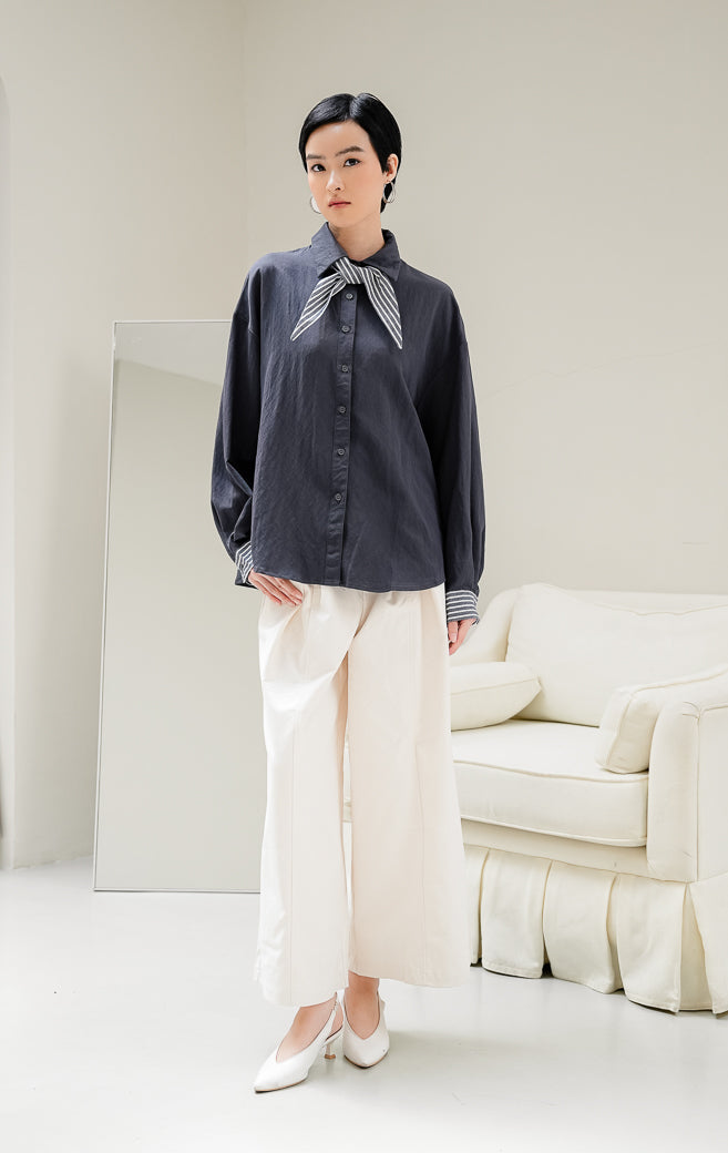 Kemeja lengan panjang wanita Serafia Top warna dark grey (abu-abu tua) berbahan katun dengan aksen syal motif garis (stripe scarf) di bagian kerah klasik. 