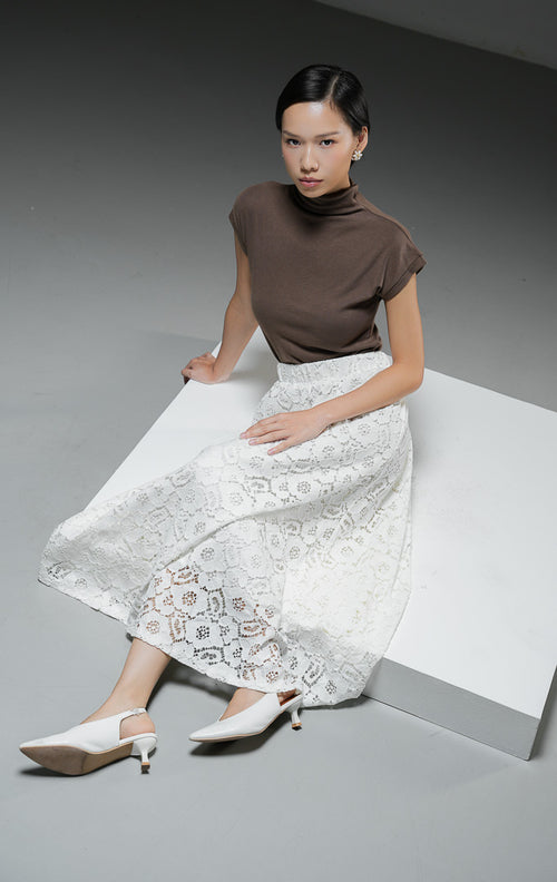 Rok midi wanita Shiori Skirt warna putih motif floral lace brokat bermodel A-line mengembang dengan pinggang karet elastis. 