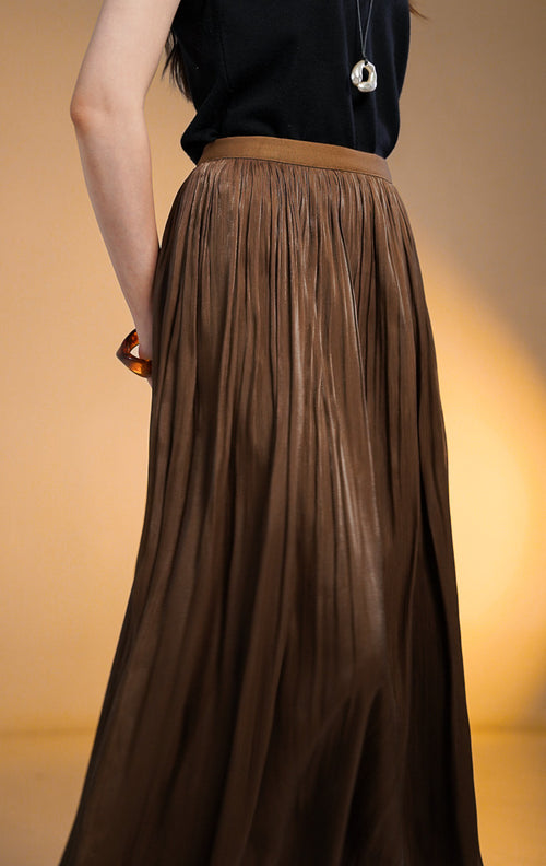 Model wanita memakai Sinclair Skirt Dark Brown, rok midi bahan chiffon tekstur crinkle metallic warna coklat tua dengan pinggang karet elastis.