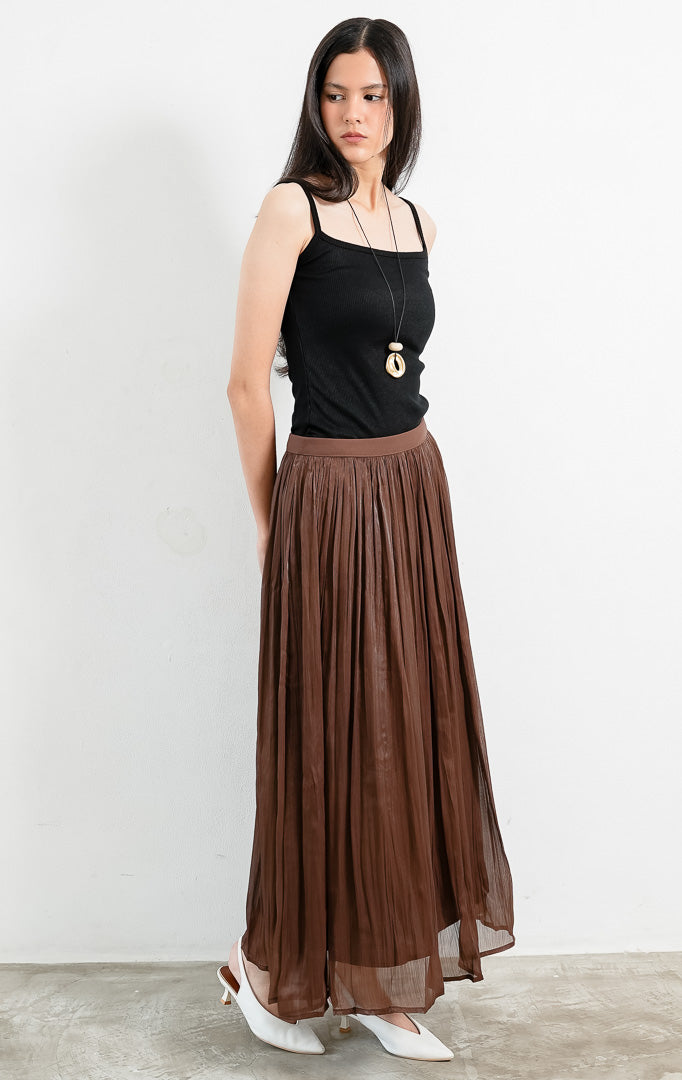 Rok midi wanita warna cokelat tua (dark brown) Sinclair Skirt berbahan crinkled metallic chiffon dengan tekstur berkerut, efek kilau metallic halus, dan karet pinggang elastis (stretchy waistband).