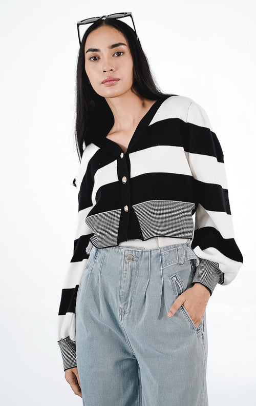  Solaine Cardigan warna hitam, kardigan rajut crop motif garis putih horizontal dengan detail lengan puff dan ban pinggang rib.

