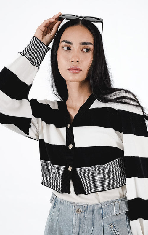  Solaine Cardigan warna hitam, kardigan rajut crop motif garis putih horizontal dengan detail lengan puff dan ban pinggang rib1