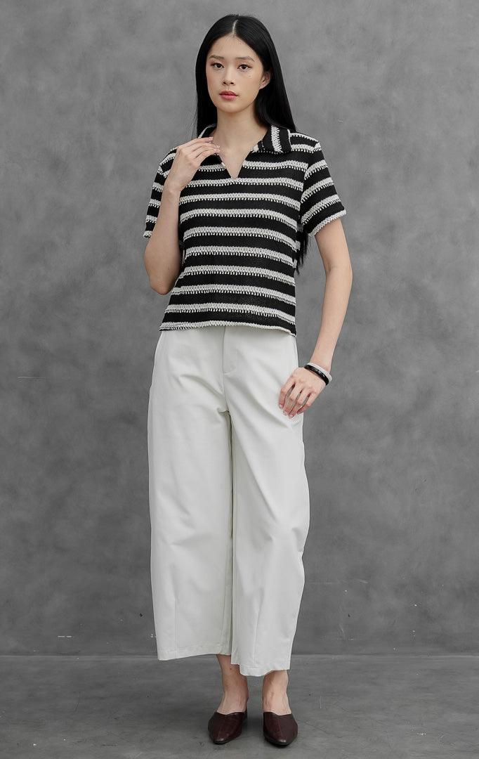 Atasan kaos rajut wanita lengan pendek motif salur garis hitam putih (black and white striped) Solance Top berbahan stretchy open-knit dengan kerah polo berpotongan v-neck.