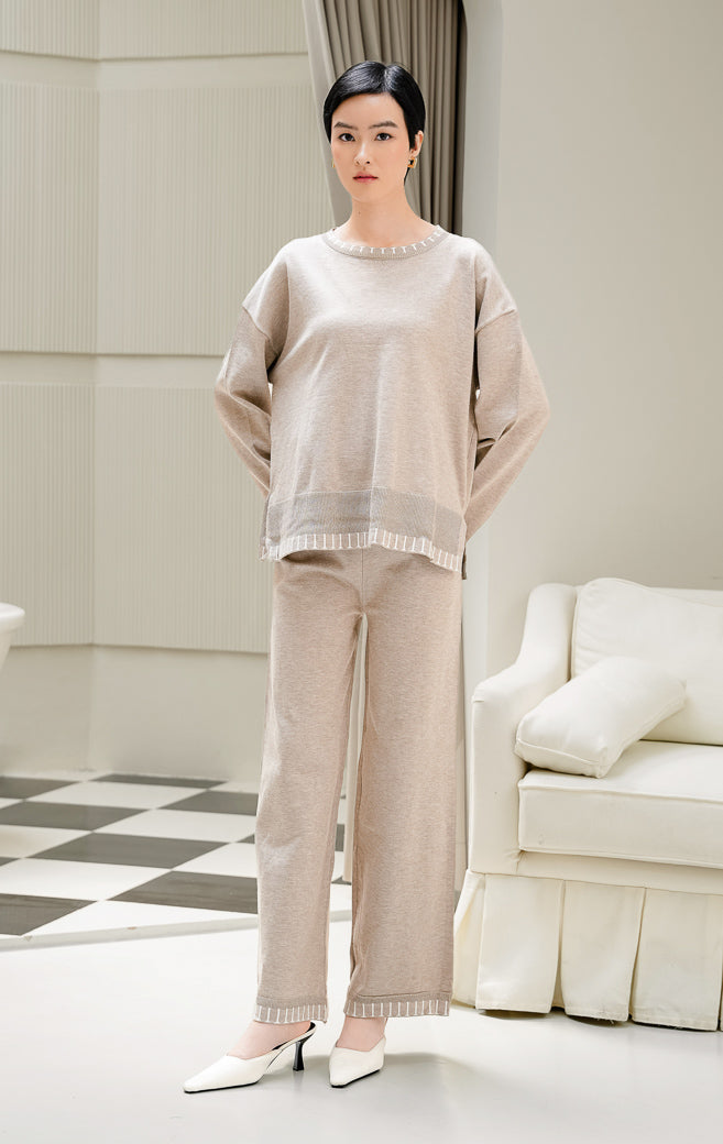 One set pakaian wanita Soobin Set warna khaki cokelat muda berbahan rajut (knit) halus, terdiri dari atasan lengan panjang dan celana panjang dengan aksen motif garis list putih di bagian hem/pinggiran. 