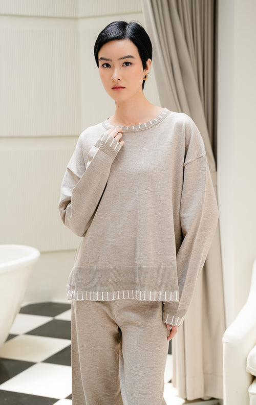 One set pakaian wanita Soobin Set warna khaki cokelat muda berbahan rajut (knit) halus, terdiri dari atasan lengan panjang dan celana panjang dengan aksen motif garis list putih di bagian hem/pinggiran. 