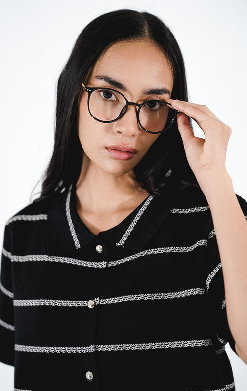 Stellar Cardigan warna hitam, kardigan rajut lengan pendek berkerah dengan motif garis putih horizontal, kancing depan, dan saku dada.