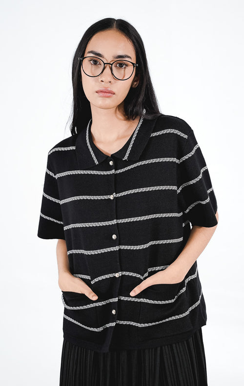 Stellar Cardigan warna hitam, kardigan rajut lengan pendek berkerah dengan motif garis putih horizontal, kancing depan, dan saku dada1
