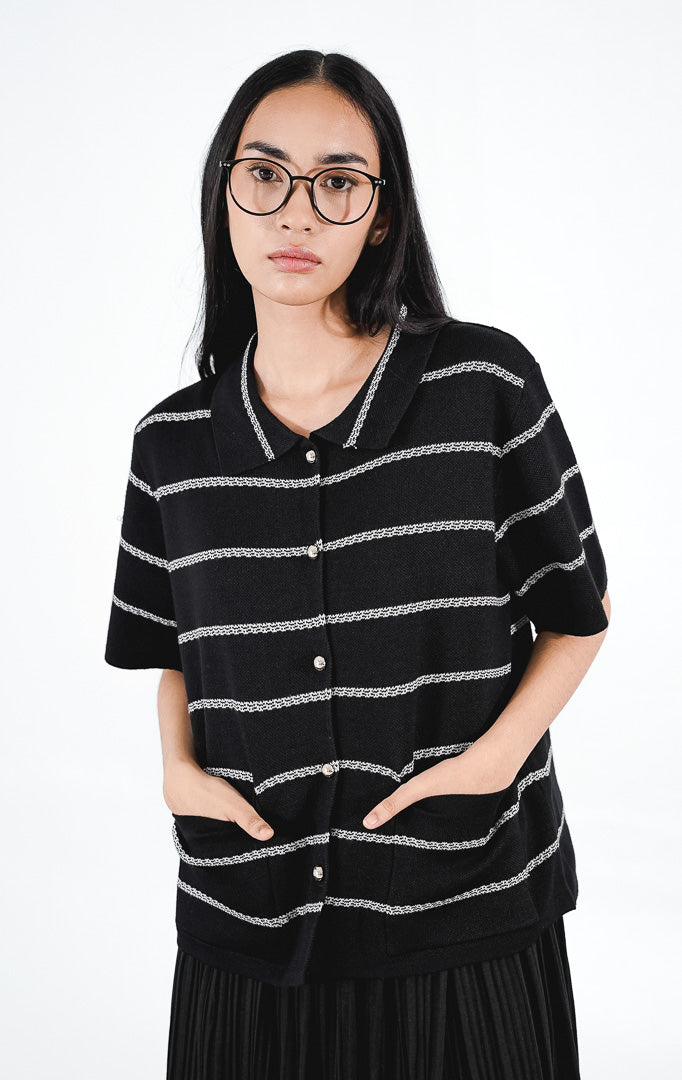 Stellar Cardigan warna hitam, kardigan rajut lengan pendek berkerah dengan motif garis putih horizontal, kancing depan, dan saku dada1