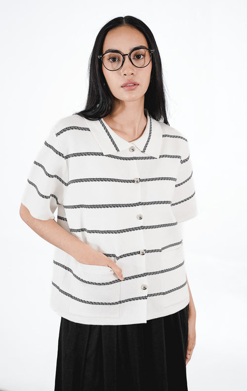 Stellar Cardigan warna putih, kardigan rajut lengan pendek berkerah dengan motif garis hitam horizontal dan kancing depan.1