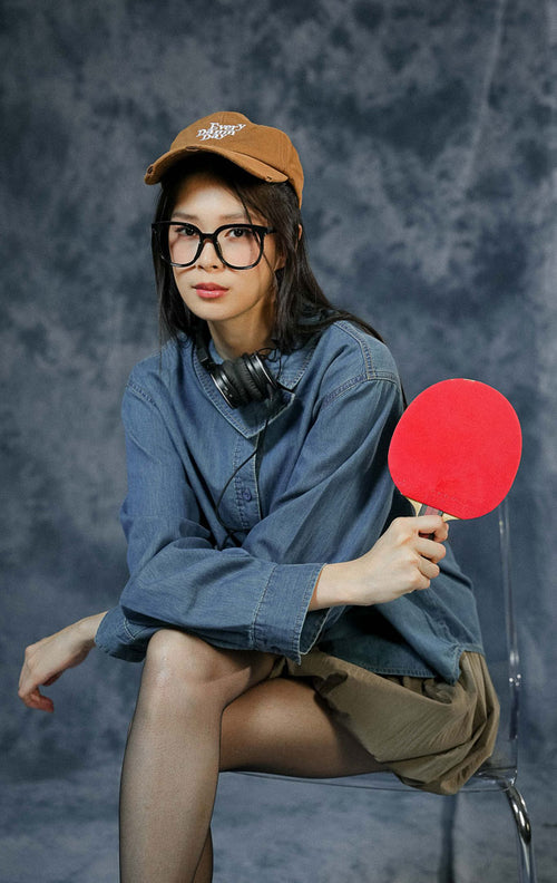 Kemeja lengan panjang wanita Steya berbahan denim dengan detail kerah asimetris yang unik (statement collar), kancing depan aktif, dan lengan kancing.