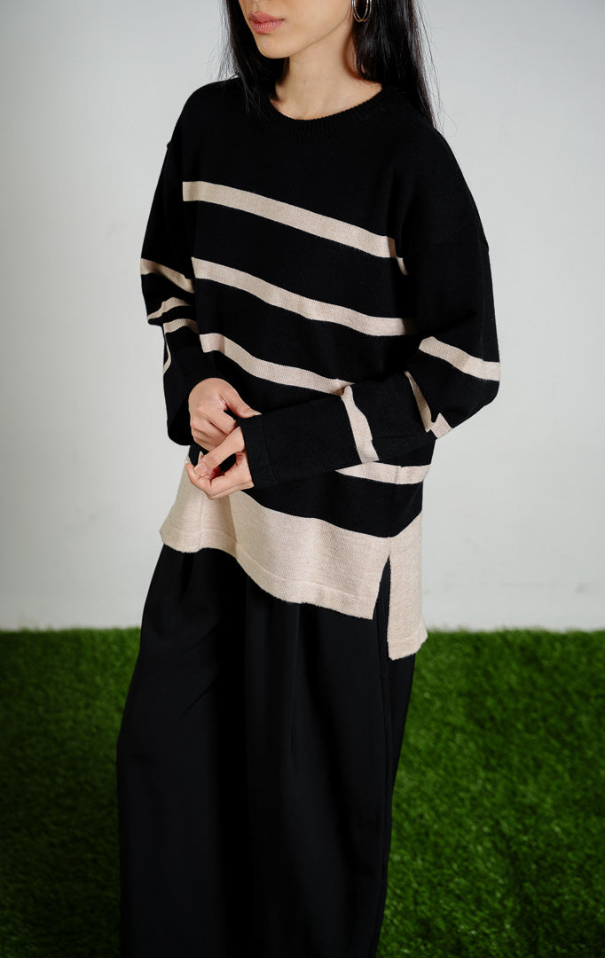 Elwood Classic Stripe Crew Neck Knit Sweater warna black, baju sweter rajut lengan panjang wanita motif garis-garis hitam kombinasi krem dari This Is April.