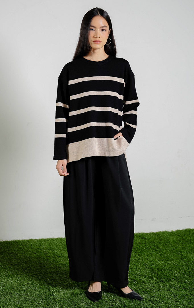 Elwood Classic Stripe Crew Neck Knit Sweater warna black, baju sweter rajut lengan panjang wanita motif garis-garis hitam kombinasi krem dari This Is April.