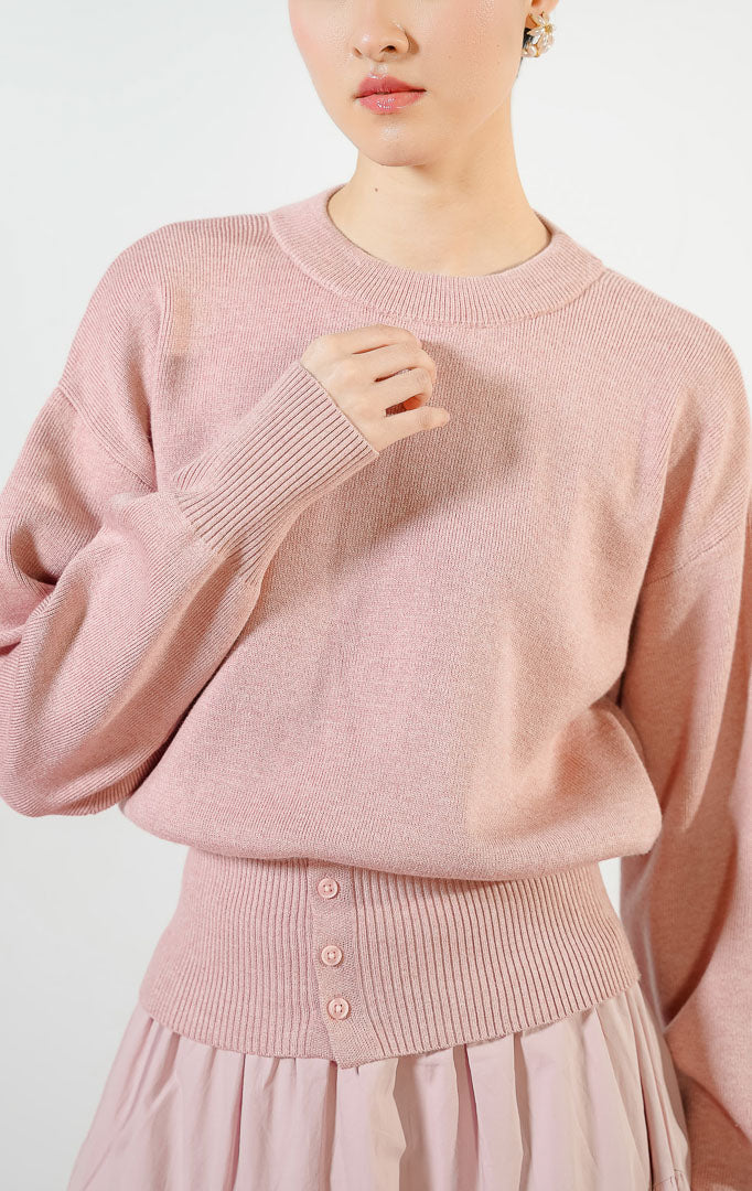 Detail dekat Cerise Button Hem Knit Sweater warna dusty pink, atasan sweater rajut wanita lengan panjang dengan karet pinggang rib lebar berdetail kancing.