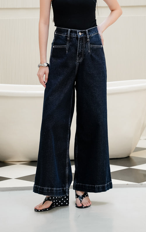 Celana panjang jeans wanita Tacenda Wide Leg Pants warna dark denim (biru tua) berpotongan wide-leg yang modern dengan saku depan dan relaxed silhouette. 