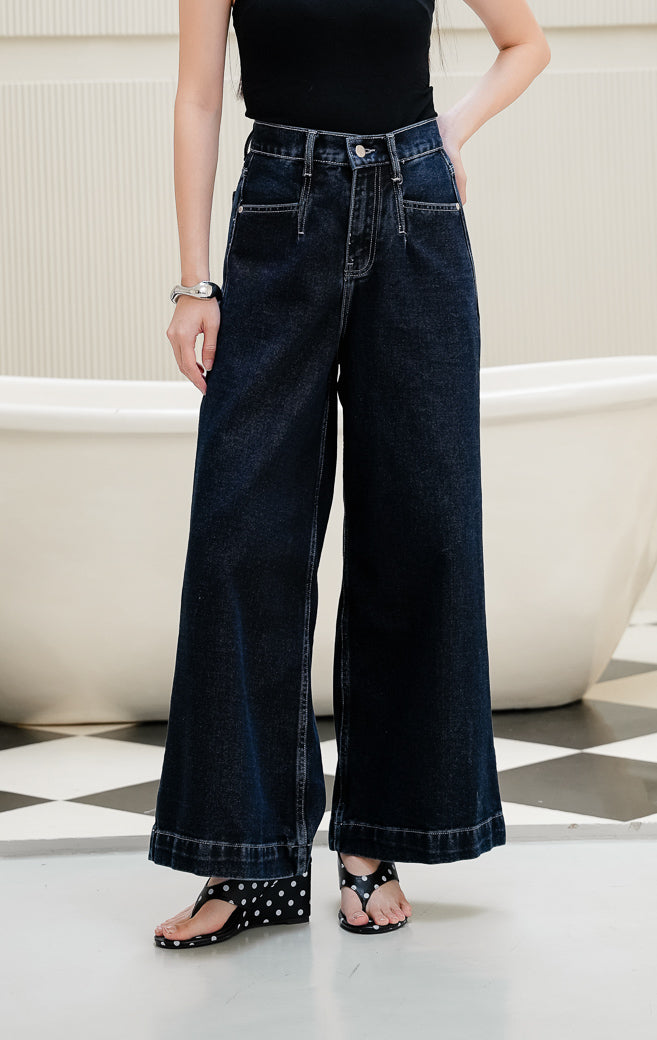 Celana panjang jeans wanita Tacenda Wide Leg Pants warna dark denim (biru tua) berpotongan wide-leg yang modern dengan saku depan dan relaxed silhouette. 