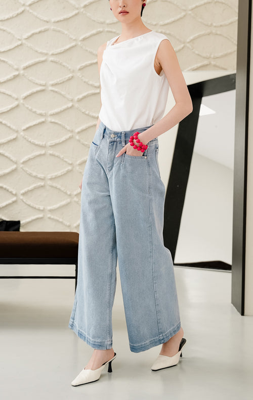 Celana panjang jeans wanita Tacenda Wide Leg Pants warna light denim (biru muda) berpotongan wide-leg yang modern dengan saku depan dan relaxed silhouette. 