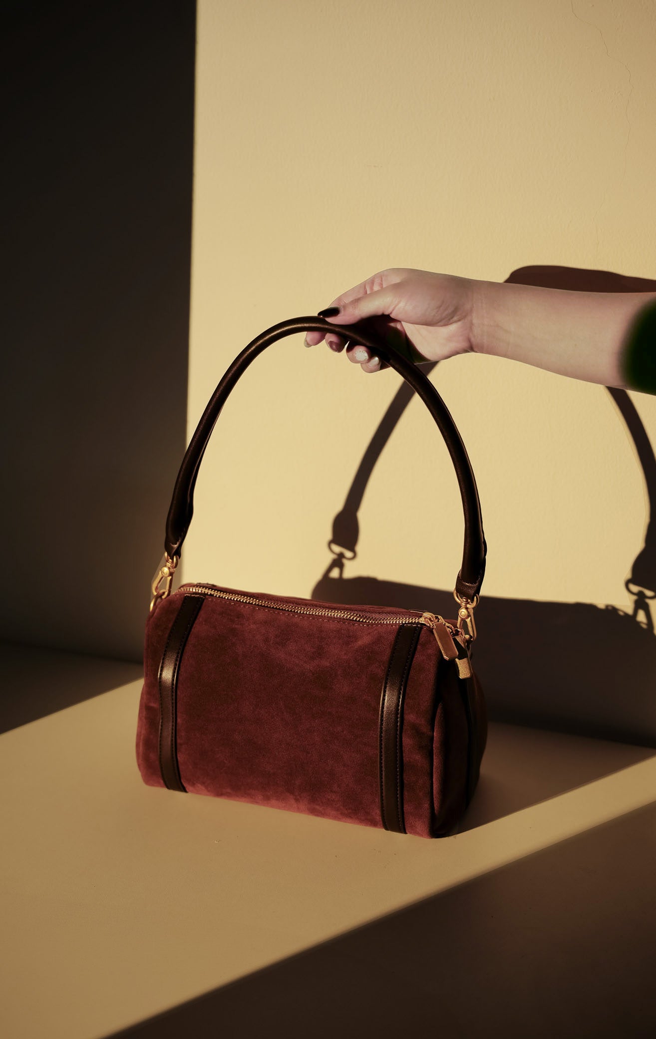 Orvyn Bag warna brown, tas bahu shoulder bag wanita bahan suede cokelat dengan aksen garis kulit vertikal cokelat tua dari This Is April. 