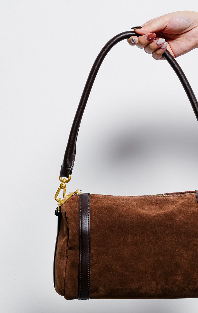 Orvyn Bag warna brown, tas bahu shoulder bag wanita bahan suede cokelat dengan aksen garis kulit vertikal cokelat tua dari This Is April. 